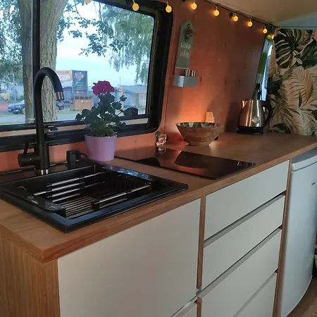 营地 Urokliwy Kamper Na Kempingu